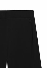 Svarta sweatpants i ett mjukt, texturerat tyg, med ett brett elastiskt midjeband och en diskret sidoficka. Ren, modern design.