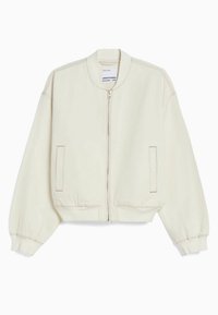 Krémová bomber bunda se zapínáním na zip, žebrovanými manžetami a volným střihem. Vyrobena z hladkého materiálu s jednoduchým designem a bez vzorů.