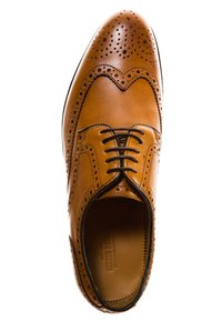 Scarpe da uomo in pelle marrone con dettagli brogue, forma allungata, sistema di allacciatura chiusa e finitura lucida. Texture interna liscia.