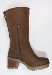 Bottine synthétique marron avec une silhouette droite, une fermeture éclair latérale et un talon épais texturé. Semelle en caoutchouc plate pour une bonne adhérence.