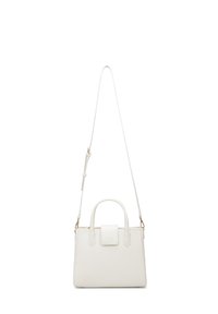Borsa bianca con un design strutturato, texture liscia, due manici, tracolla rimovibile e chiusura a pattina con un accento dorato.
