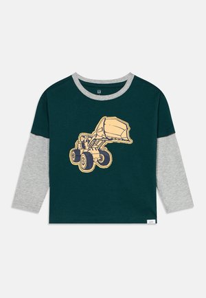 T-shirt à manches longues pour tout-petit vert foncé et gris avec un motif de camion chargeur frontal jaune sur le devant.