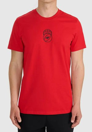 Mężczyzna nosi czerwoną koszulkę z krótkim rękawem z małym czarnym logo koszykówki i "4F" na środku klatki piersiowej.