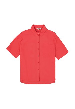 Camisa corta de manga corta en color coral, hecha de tela ligera, con un cuello tipo polo, botones en el frente y un bolsillo en el pecho.