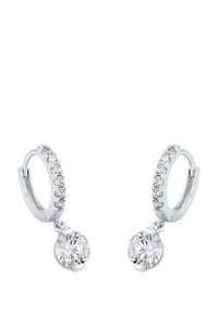 Huggie-örhängen i silverfärgat metall med små klara stenar längs bågen och en stor hängande klar sten.