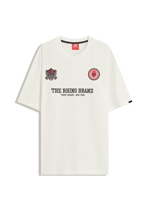 Weißes Baumwoll-T-Shirt mit schwarz-rot bedrucktem Text, zwei Emblemen auf der oberen Vorderseite und einem Rundhalsausschnitt. Kurzärmlig.