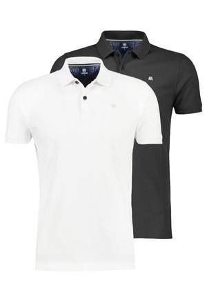 To korte-ærmede poloshirts, en hvid og en sort, hver med krave, knapstolpe og lille logo på venstre bryst.