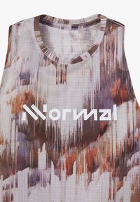 Αμάνικο αθλητικό μπλουζάκι με αφηρημένο καφέ, μπεζ και μωβ σχέδιο και τολμηρό λευκό λογότυπο "Normal" στο στήθος.