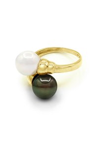 Bague en or ornée de deux perles : une perle blanche lisse et une perle sombre irisée. L'anneau est simple et poli avec un détail texturé.