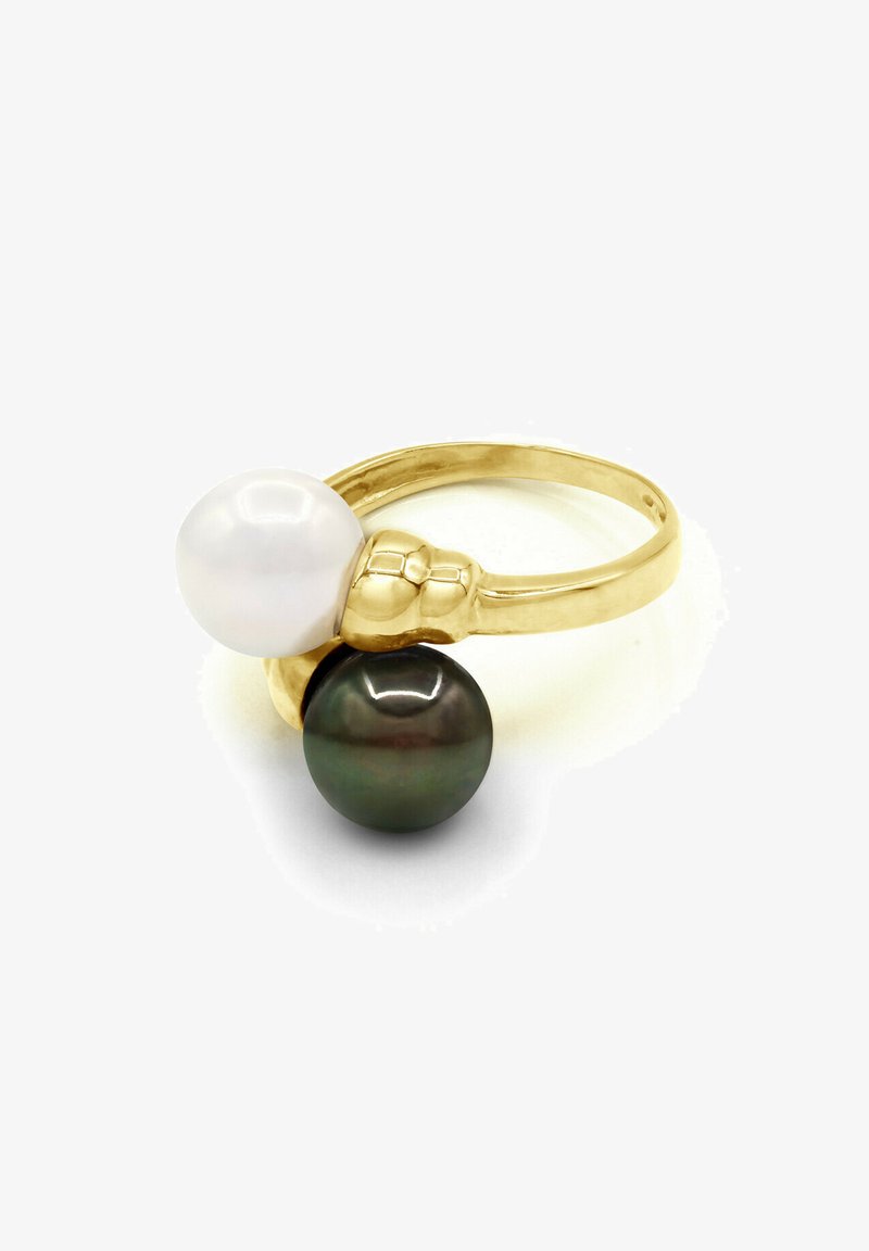 Bague en or ornée de deux perles : une perle blanche lisse et une perle sombre irisée. L'anneau est simple et poli avec un détail texturé.