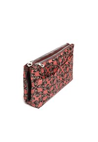 Fodrad rektangulär påse i rosa tyg med ett fjärils mönster i svart och kräm, med plisserad design och sidofickor.