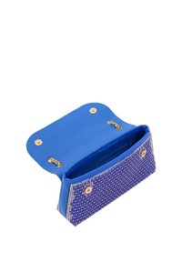 Blauwe portemonnee met een bewegend paarse kralenontwerp aan de voorkant, voorzien van gouden hardware en een knoopsluiting. De binnenkant heeft twee compartimenten.