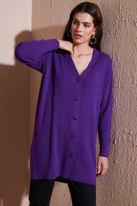 Lila ribbad cardigan med V-hals, knäppningar och långa ärmar. Texturerad stickad tyg som når under höfterna.