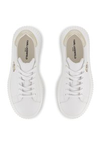 Λευκά αθλητικά παπούτσια με λείο δερμάτινο φινίρισμα, που διαθέτουν χρυσή λεπτομέρεια κοντά στον γιακά και υφασμένο ελαστικό πέλμα. Κλασικό σχέδιο με κορδόνια.