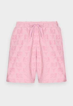 Roze shorts met een elastische tailleband en trekkoord; heeft een gestructureerd patroon van logo's en symbolen over de stof.
