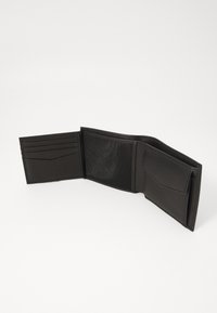 Portefeuille en cuir noir avec plusieurs emplacements pour cartes, une pochette en mesh pour la carte d'identité et une poche latérale. Texture lisse, design plié et esthétique minimaliste.