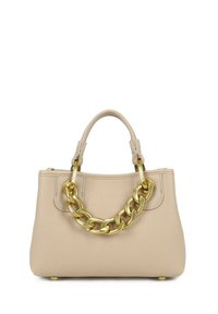 Borsa a tracolla in pelle beige con una finitura texture. Caratterizzata da un grande accento di catena dorata sul manico e piccole piedi dorati alla base.