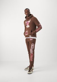 Mitchell & Ness NBA CHICAGO BULLS SUGAR BACON HOODIE - Vereinsmannschaften - brown