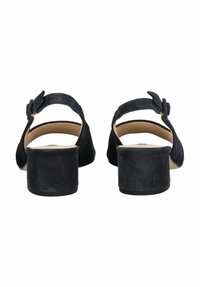 Czarne zamszowe szpilki z tylnym paskiem, płaskim przodem i szerokim blokowym obcasem. Posiadają niewielki dekoracyjny detal w postaci klamry na pasku.