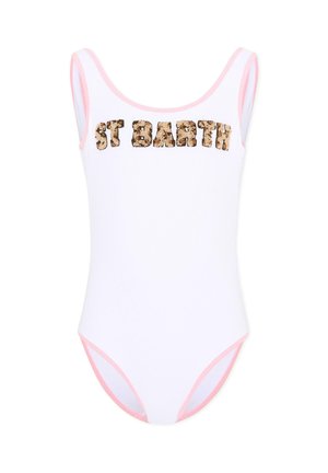Biały jednoczęściowy strój kąpielowy z różowym obszyciem i napisem "ST BARTH" wykonanym ze złotych i czarnych cekinów na piersi.
