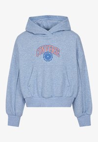 Svijetloplava dukserica s kangaroo džepom, rebrastim rubom i manžetama, s "CONVERSE" logotipom u narančastoj boji iznad okruglog emblema. Mekana tkanina od pamučnog mješavine.