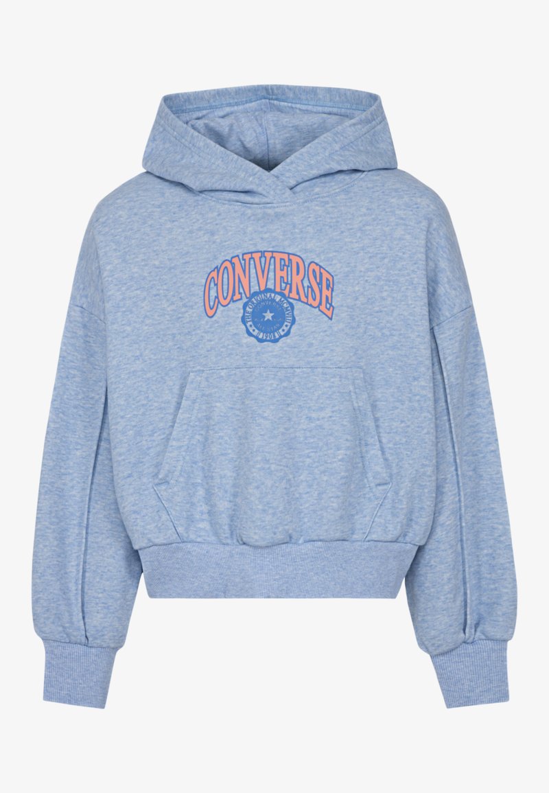 Svijetloplava dukserica s kangaroo džepom, rebrastim rubom i manžetama, s "CONVERSE" logotipom u narančastoj boji iznad okruglog emblema. Mekana tkanina od pamučnog mješavine.