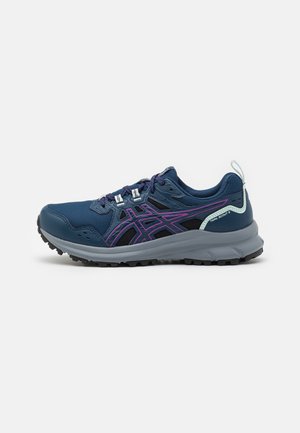 Scarpa da trail running blu navy con accenti viola sul logo, suola grigia, tomaia in mesh e battistrada robusto per attività all'aperto.