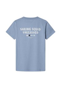 Camiseta de algodón azul claro con "SAILING SQUAD UNLEASHED" en texto blanco en la espalda, con gráficos y logotipo de temática náutica.