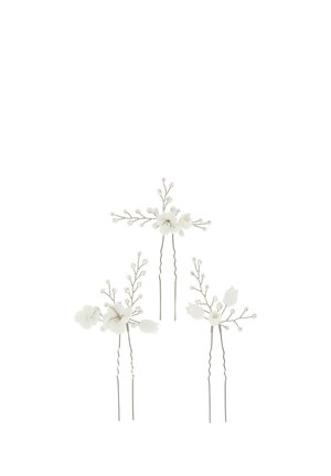 Trois épingles à cheveux ornées de motifs floraux blancs et de branches en argent, embellies de petites perles et de détails délicats.