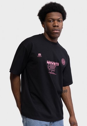 Redefined Rebel, RRBRUNO TEE BOXY FIT - Camiseta estampada - black never quit
