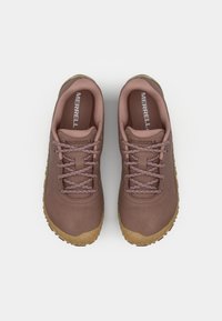 Chaussures de randonnée en daim marron avec une semelle en caoutchouc texturé, des lacets rose avec un motif réfléchissant, et le logo "Merrell" sur la languette.