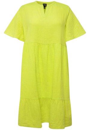 Geel, knielang jurkje gemaakt van lichtgewicht stof. Heeft een relaxte pasvorm, korte mouwen, een placket halslijn en een gelaagde zoom.