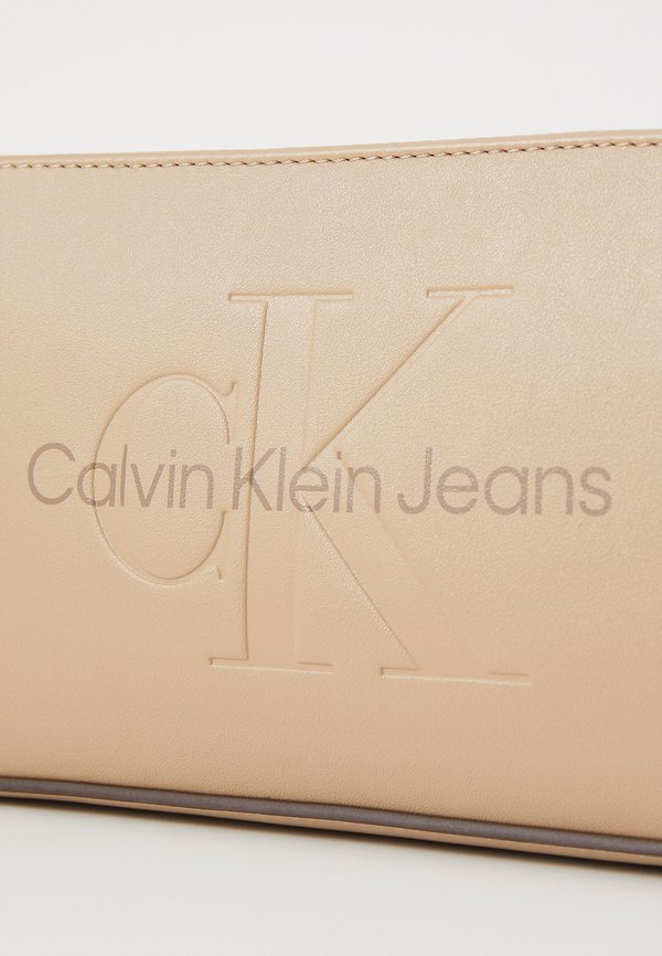 SCULPTED SHOULDER POUCH MONO - Handbag - crockery3