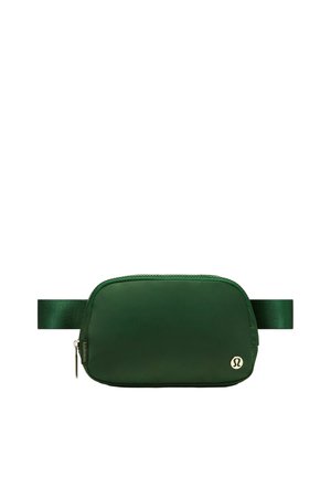 Dunkelgrüne rechteckige Bauchtasche mit verstellbarem Gurt, Reißverschluss und kleinem rundem silbernem Logo in der vorderen unteren rechten Ecke.