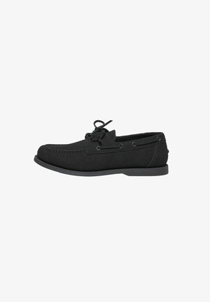 Chaussure bateau en daim noir avec laçage à l'avant et détails cousus, vue de profil sur fond blanc.