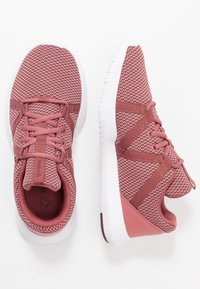 Růžové síťované tenisky s bílou podrážkou, s texturovaným svrškem, zavazováním na tkaničky, polstrovaným límcem a podpůrnými křížovými pásky.