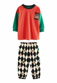 Rotes und grünes Langarmhemd mit Rentier-Grafik; schwarz-weiße karierte Hose mit Feiertagsmotiven wie Santa und Weihnachtsbäumen.