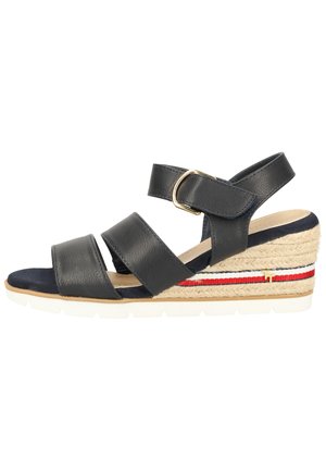 Marineblaue Keil-Sandale mit drei Lederriemen, goldener Schnalle und einer strukturierten Espadrille-Plattform mit roten und weißen Akzenten.