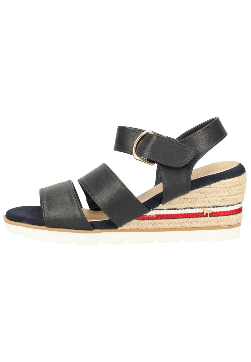 Marineblaue Keil-Sandale mit drei Lederriemen, goldener Schnalle und einer strukturierten Espadrille-Plattform mit roten und weißen Akzenten.