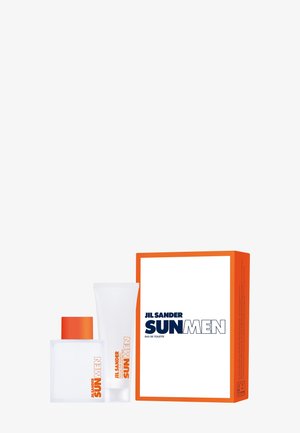 Jil Sander Sun Men gave sættet indeholdende en klar rektangulær flaske med orange låg, en hvid tube og en lys orange æske med blå tekst.