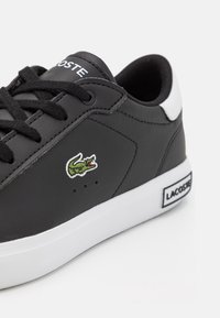 Lacoste POWERCOURT CHILDREN UNISEX - Treniņu apavi - black/white