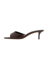 Brązowe klapki z miękkiego, gładkiego materiału, z otwartą palcą i smukłym, wysokim obcasem. Cechuje je minimalistyczny design i elegancka sylwetka.