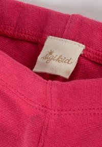 Indumento in cotone fucsia con vita elastica piatta e orlo cucito, che mostra un'etichetta tessuta con la scritta "sigikid."
