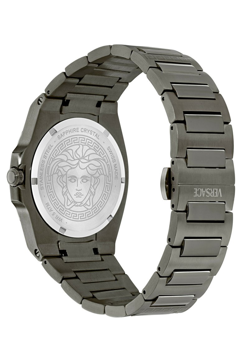 Rvs horloge met octagonale kast, zilver metallic afwerking, saffierglas en een patronen Medusa-ontwerp op de achterkant.