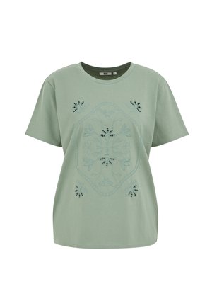 Světlězelené tričko s krátkým rukávem s modrým vyšívaným květinovým a listovým vzorem v symetrickém designu na přední straně.