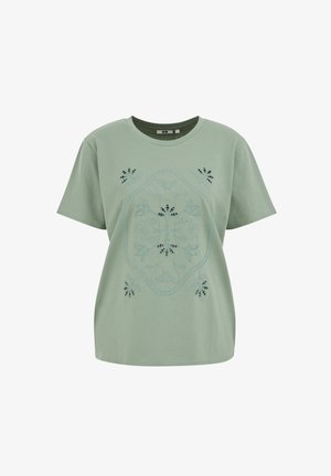 Hellgrünes T-Shirt mit kurzen Ärmeln und blauem, gesticktem Blumen- und Blattmuster in einem symmetrischen Design auf der Vorderseite.