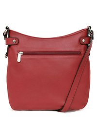 Borsa a tracolla rossa in pelle con parte superiore curvata, tasca frontale con zip, hardware argentato e tracolla regolabile. Texture liscia con dettagli minimi.