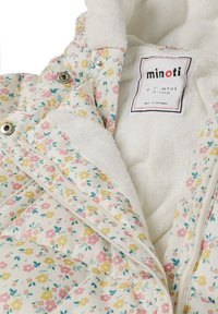 Gepolsterte Babyjacke mit cremefarbenem Blumenmuster in Pink und Gelb, ausgestattet mit einem weißen Fleecefutter, Reißverschluss und Druckknöpfen.