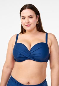Top bikini blu navy con design attorcigliato, tessuto liscio, spalline regolabili e supporto con ferretto per una forma e un comfort maggiori.