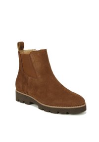 Bruine suède Chelsea boot met elastische zijpanelen, middellange schacht, ronde neus en een gerubberde profielzool. Achterste trekband voor eenvoudig aan- en uittrekken.